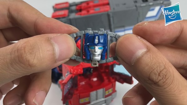 Power Of The Primes Leader Class Optimus Video Gives Detailed In Hand Look With Screencaps 20 (20 of 49)